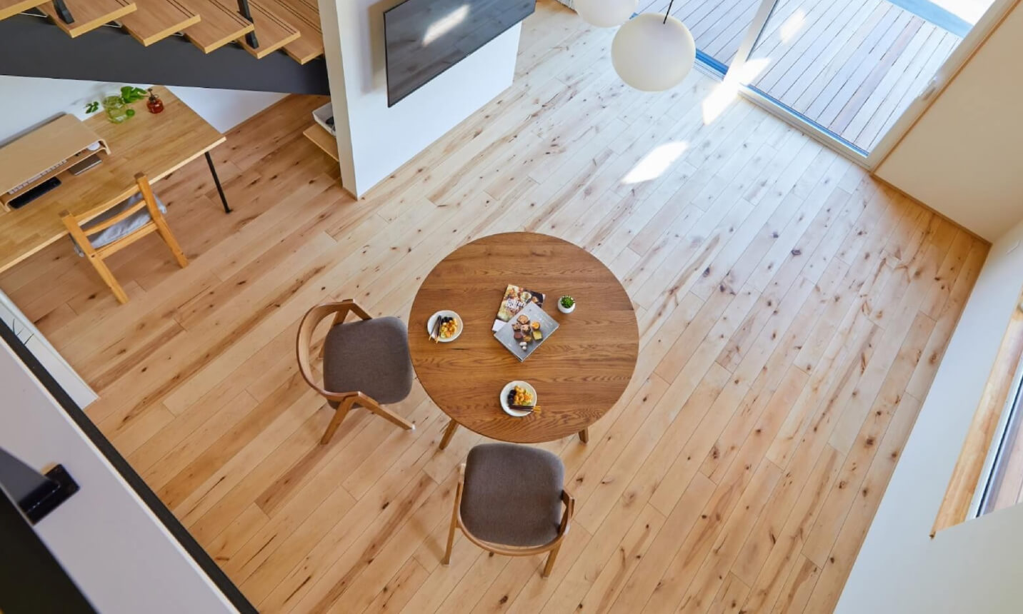 自然素材を使用した家の内観